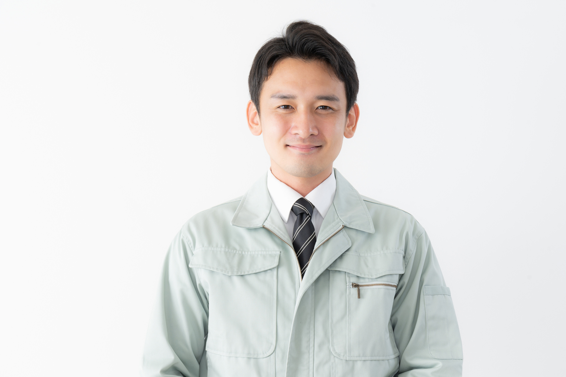 現場で打ち合わせする女性スタッフ